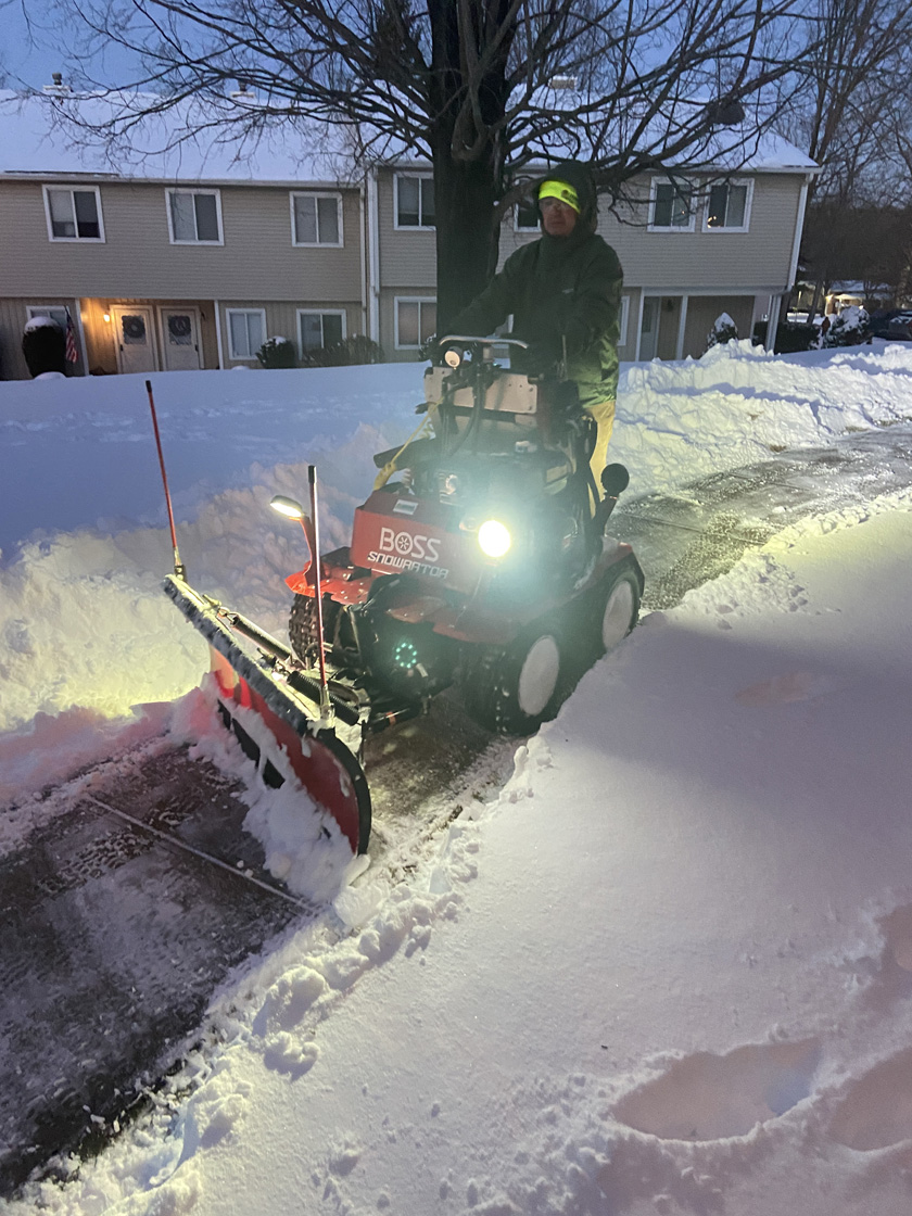 Commercial snow removal walkway clearingCommercial snow removal walkway clearing_840jpg